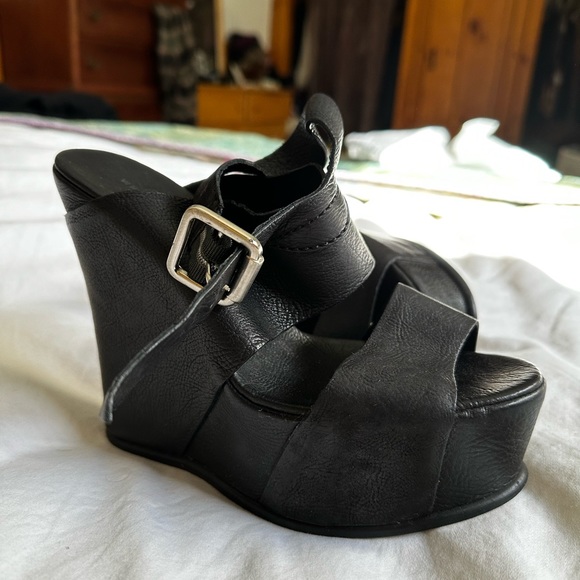 Vera Wang Platform Sandal - Picture 2 of 5